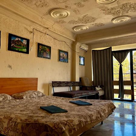 Smile Guesthouse Тбилиси Екстериор снимка